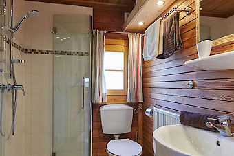Badezimmer im Blockhaus auf dem Reiterhof